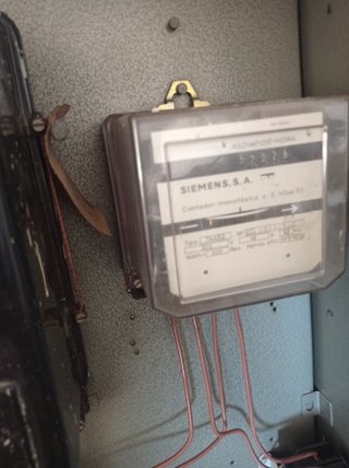 Contador de luz antiguo con caja metálica