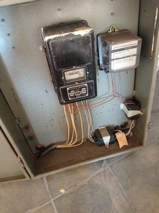 Contador de luz antiguo con caja metálica