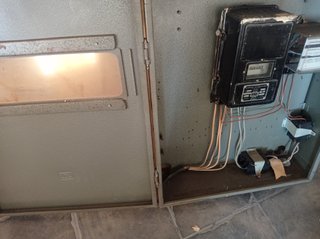 Contador de luz antiguo con caja metálica