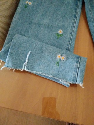Pantalones vaqueros con flores bordadas