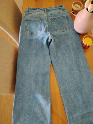 Pantalones vaqueros con flores bordadas