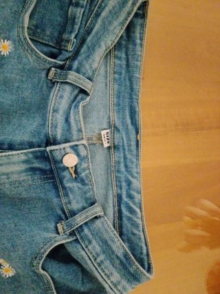 Pantalones vaqueros con flores bordadas
