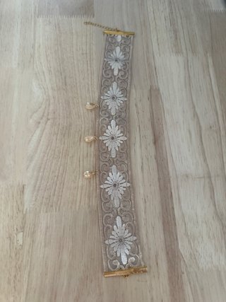 Collar de encaje con piedras
