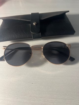 Gafas de sol doradas y negras