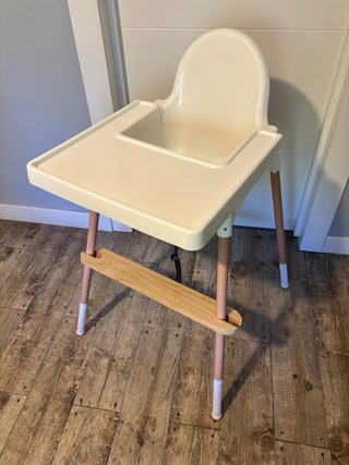 Trona IKEA con reposapiés, mantel y cojín