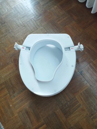 Alzador de inodoro blanco