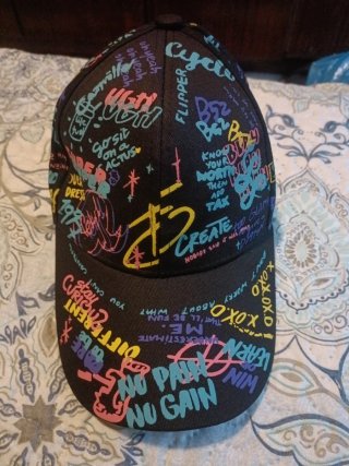 Gorra negra con estampado graffiti