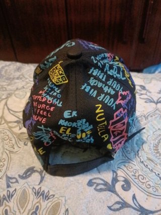 Gorra negra con estampado graffiti