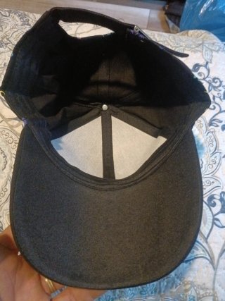 Gorra negra con estampado graffiti