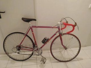 Bicicleta carretera clásica granate