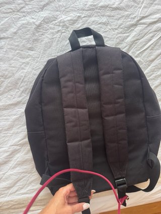 Mochila negra con bolsillo frontal