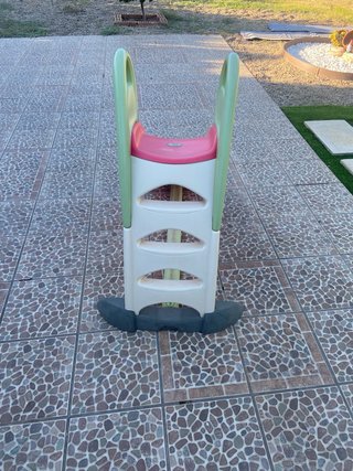 Tobogán infantil rojo y verde