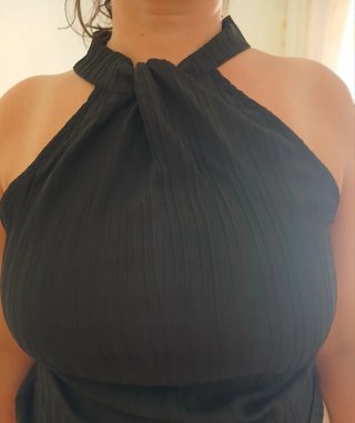 Top negro halter plisado como nuevo.