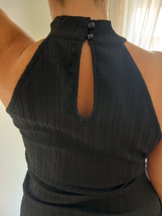 Top negro halter plisado como nuevo.