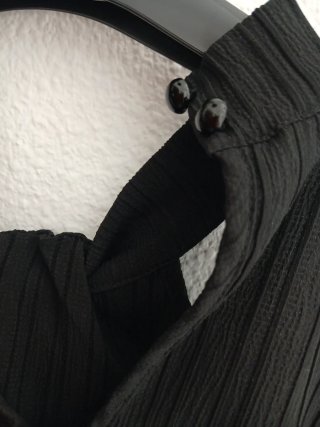 Top negro halter plisado como nuevo.
