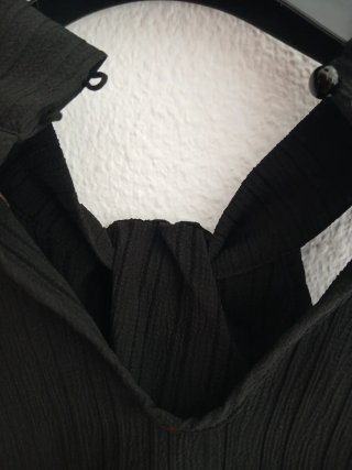 Top negro halter plisado como nuevo.