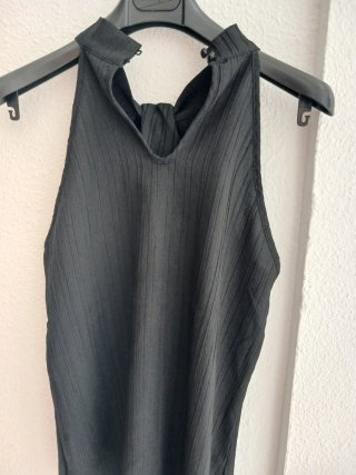 Top negro halter plisado como nuevo.