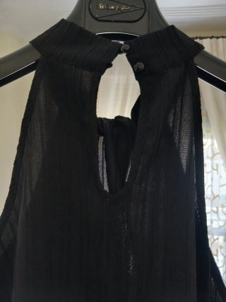 Top negro halter plisado como nuevo.