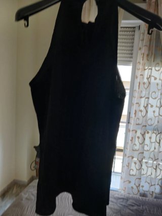 Top negro halter plisado como nuevo.