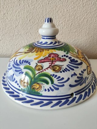 Macetero colgante cerámica pintada con soporte.