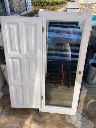 Puertas y ventanas blancas interiores