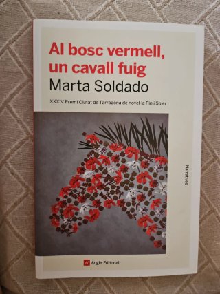 Al bosc vermell, un caballero fuig