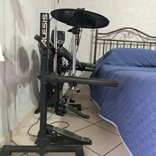 Batteria Alesis DM6 + bacchette Vic + sgabello