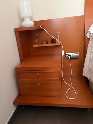 Mueble de madera para cama matrimonio con enchufes