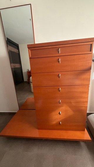 Mueble de madera para cama matrimonio con enchufes