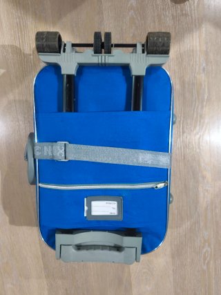 Maleta de viaje azul y gris