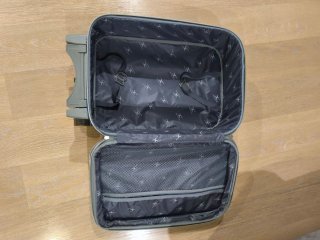 Maleta de viaje azul y gris