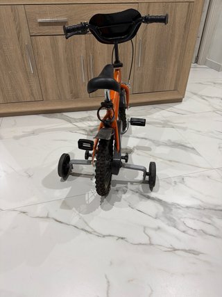 Bicicleta infantil naranja a estrenar