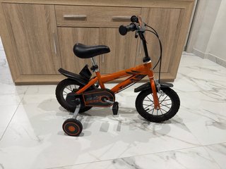 Bicicleta infantil naranja a estrenar