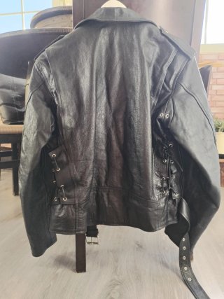 Chaqueta de cuero con cremalleras