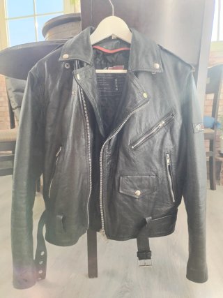Chaqueta de cuero con cremalleras