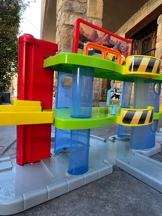Parking infantil con barreras, ascensor, rampa...
