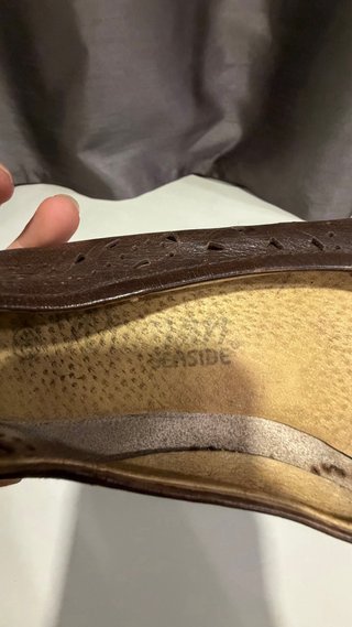 Sabrinas castanhas com perfurações