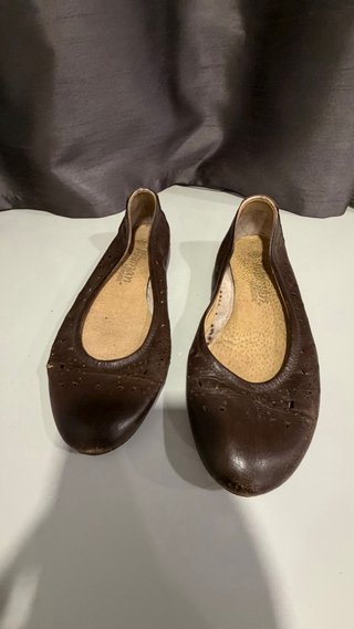 Sabrinas castanhas com perfurações