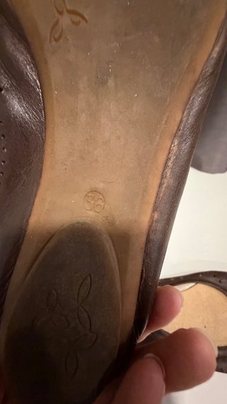 Sabrinas castanhas com perfurações