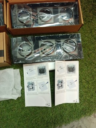 3 Bloques triples enchufes Schuko empotrables.