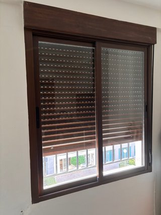 Ventana aluminio marrón con persiana