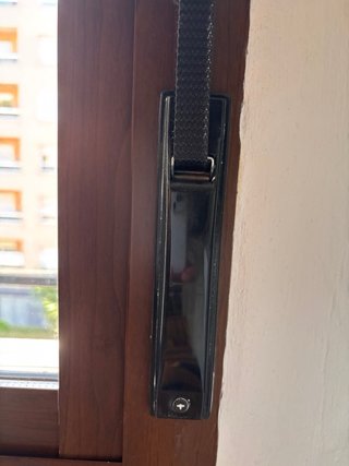 Ventana aluminio marrón con persiana