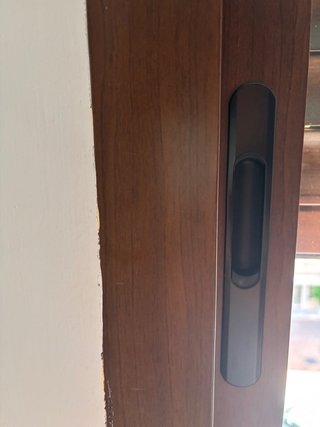 Ventana aluminio marrón con persiana