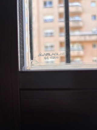 Ventana aluminio marrón con persiana