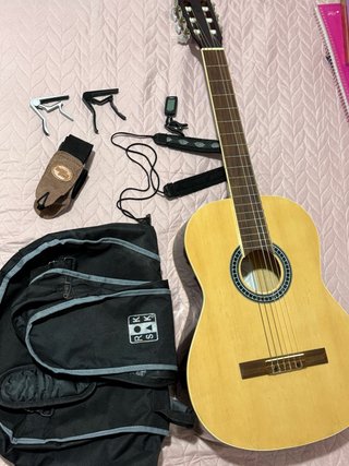 Guitarra española con accesorios