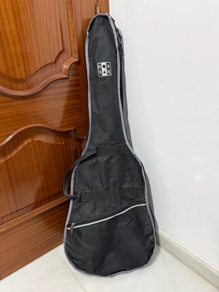 Guitarra española con accesorios