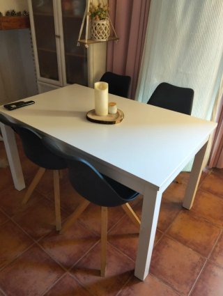 Mesa comedor blanca con 4 sillas negras