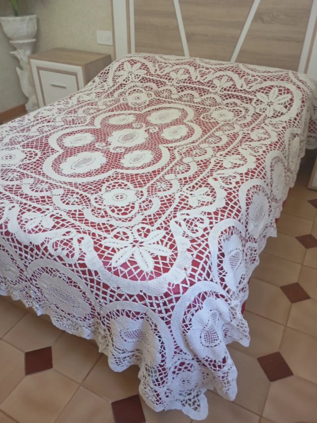 Colcha artesanal bolillos muy  antigua