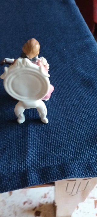 Statuina suonatore liuto