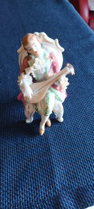 Statuina suonatore liuto